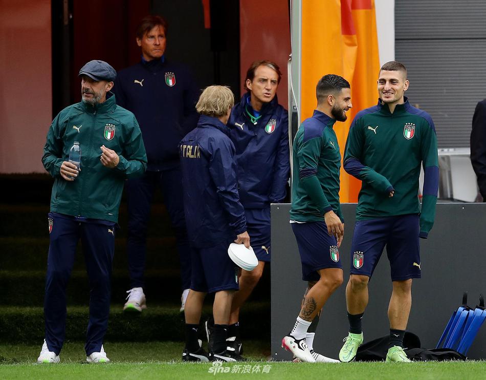 主教练曼奇尼双手插兜，目光如炬地注视着训练场上的一举一动。他的身影在空旷的球场边显得格外沉稳，仿佛一位运筹帷幄的指挥官，正思考着如何为西班牙队布下天罗地网。