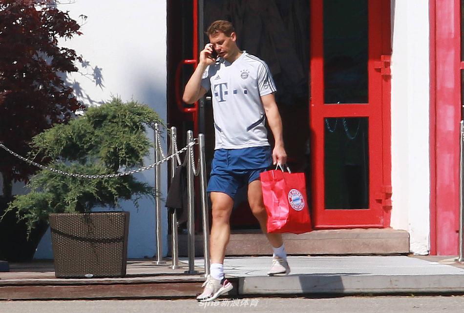 训练场上，托马斯-穆勒正全神贯注地准备接球，他的跑动姿态永远是那么独特而充满智慧，仿佛在无声的球场上，他依然能用鬼魅的跑位撕开任何防线。