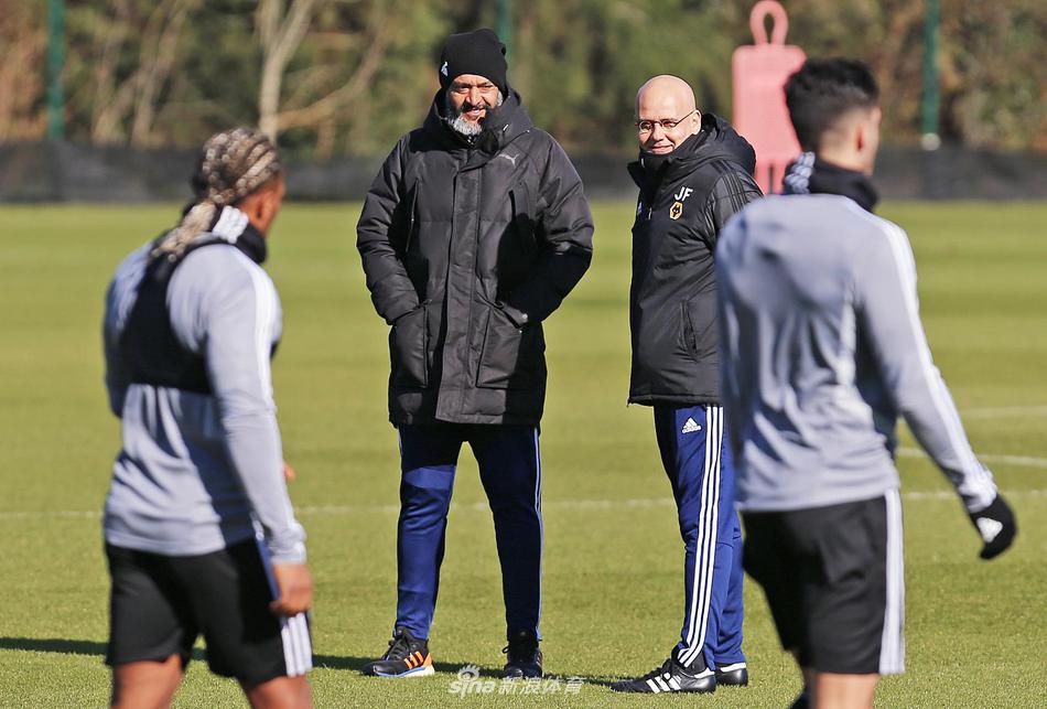 全队在训练结束后围成一圈，肩搭着肩，高喊着口号，凝聚力和团队氛围在这一刻体现得淋漓尽致。