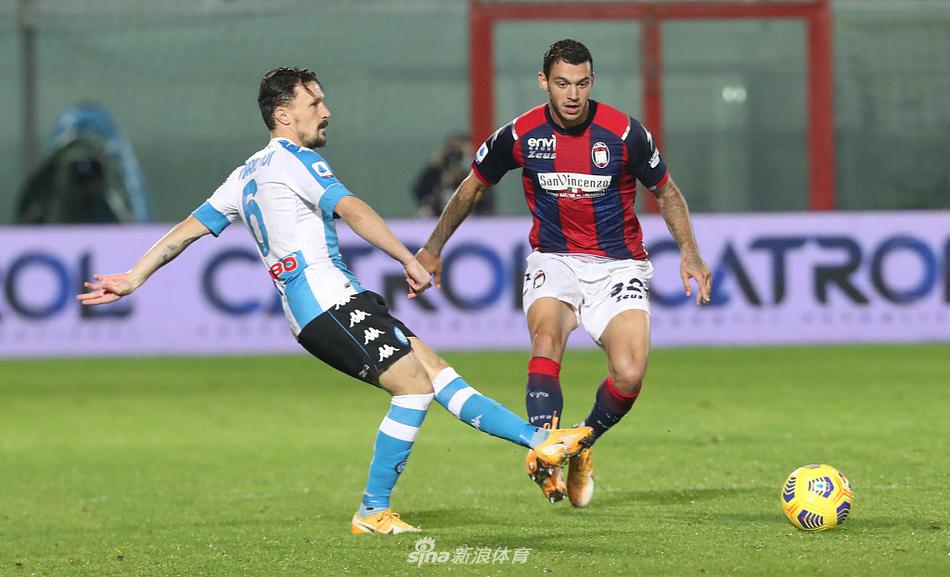 那不勒斯前锋佩塔尼亚破门后激情怒吼，庆祝自己的锁定胜局之球