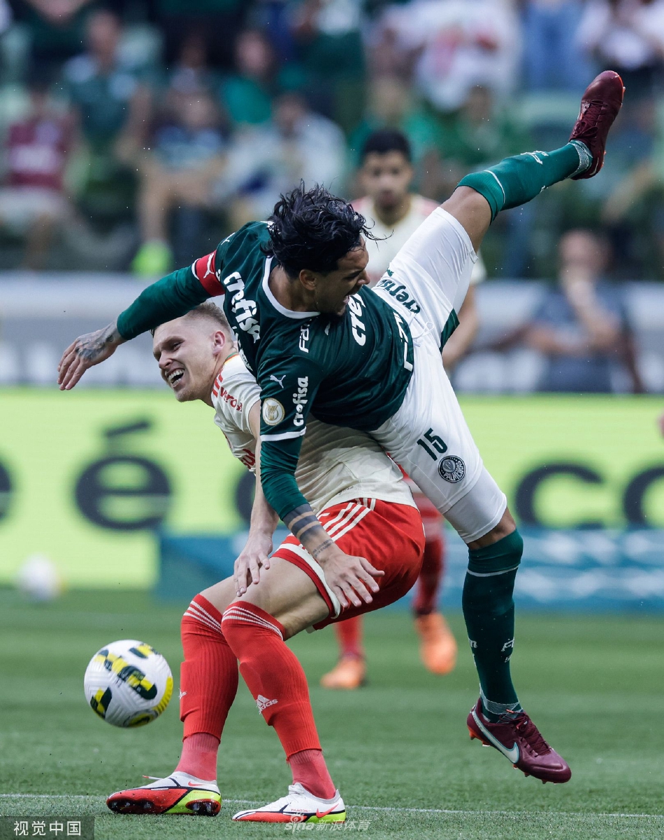 绝杀功臣加布里埃尔·梅尼诺在进球后激动地手指队徽，被欣喜若狂的队友们紧紧簇拥在中间