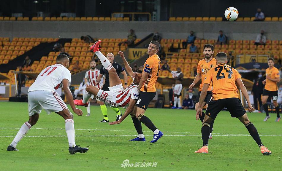 奥林匹亚科斯球员阿拉比打入一球但因队友越位被判无效后的神情，双手抱头眼神充满无奈与不甘