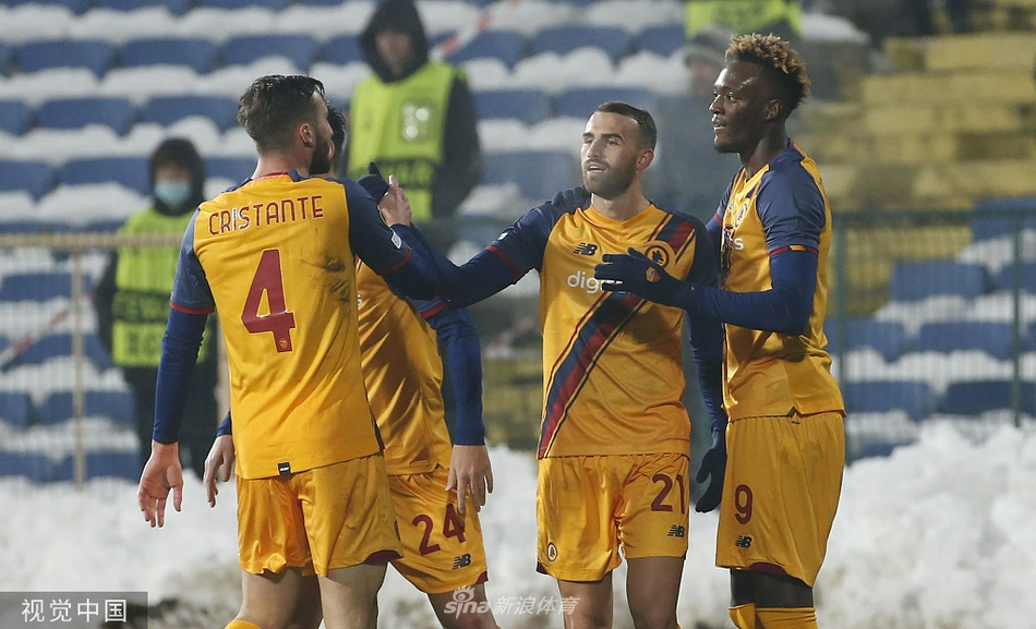 索非亚中央陆军球员带球突破罗马中场防守，双方球员在中场展开激烈绞杀，草皮在激烈对抗下被划出深深的痕迹。