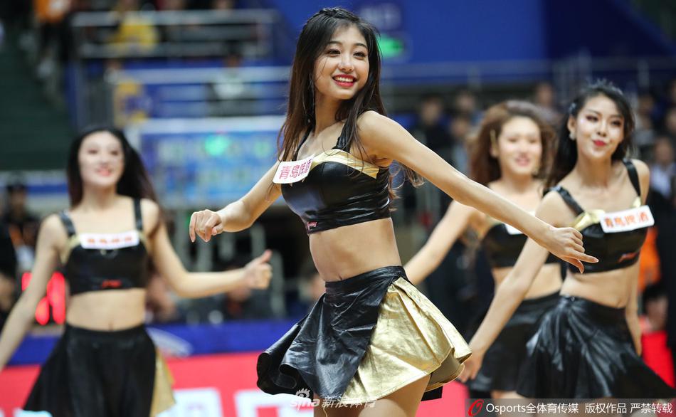 赛后,几位篮球宝贝在场地边合影留念,她们手牵手向空荡荡的看台鞠躬致谢,尽管比赛已经结束,但她们脸上的笑容依然明媚动人。