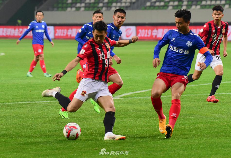 韦德身披热火3号球衣，在客场完成最后一舞后与昔日对手互换球衣，眼中闪烁着对这片赛场的不舍