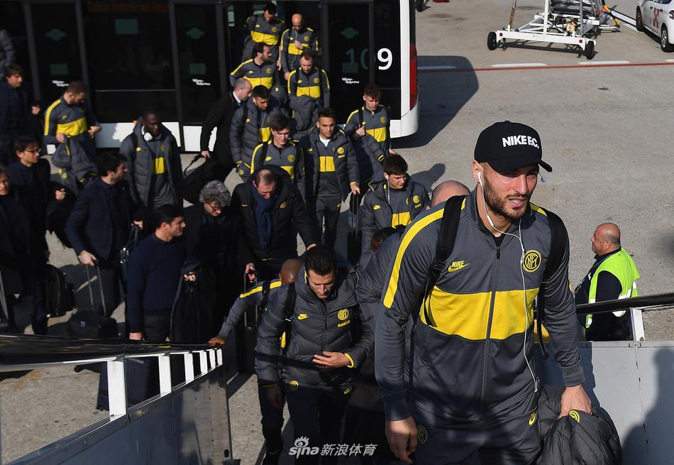 赛前适应场地训练，孔蒂神情专注地指导着球员，丹布罗西奥等人在一旁认真聆听战术布置。