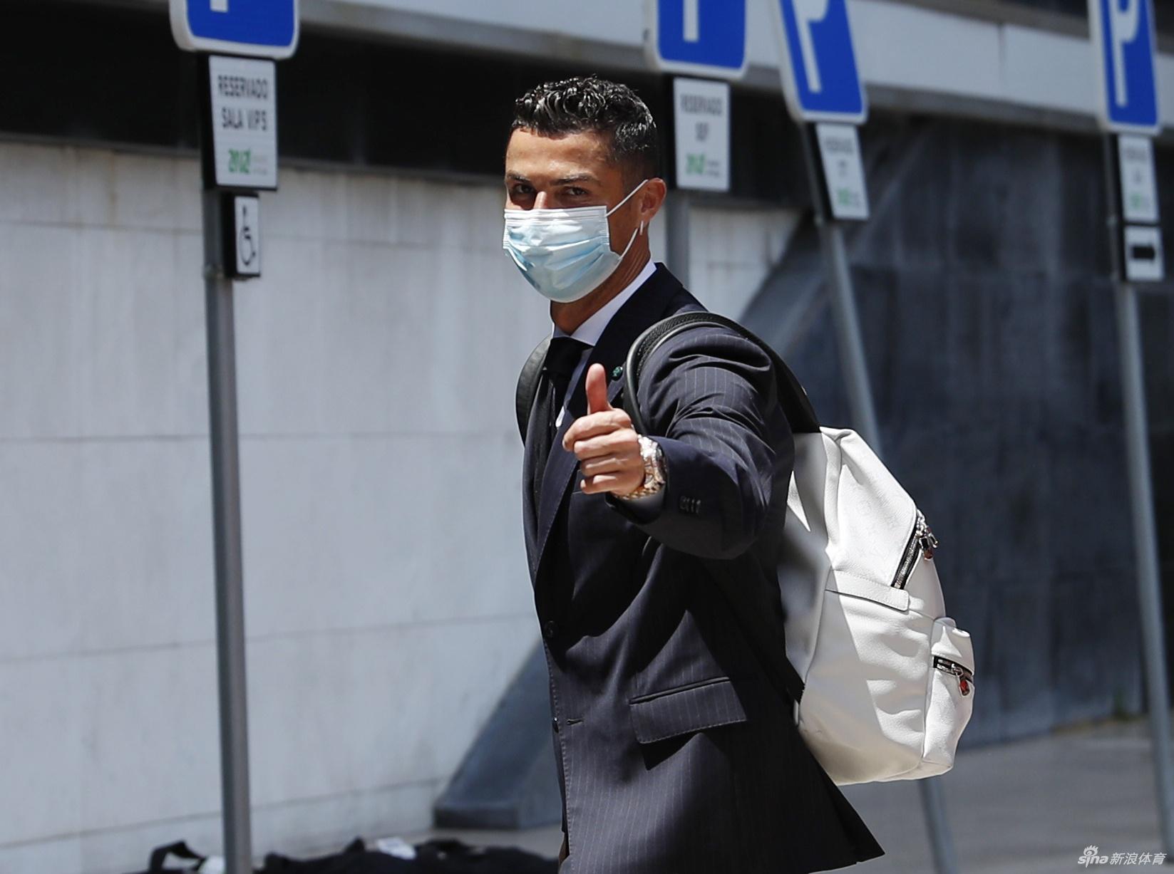 C罗身姿挺拔走在葡萄牙男模队最前端，深色西装难掩其巨星风采