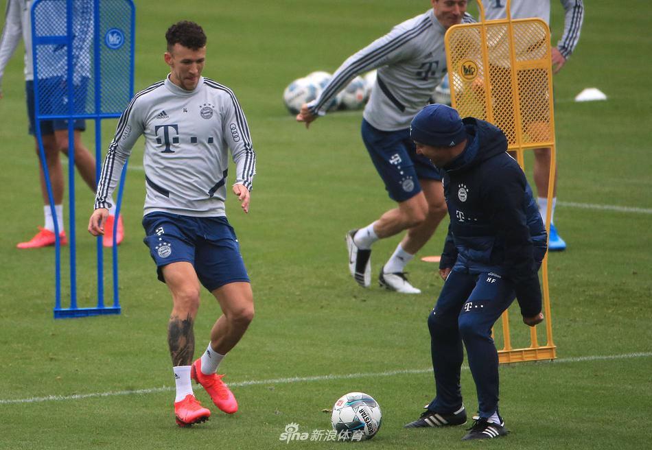 助理教练在一旁仔细观察着分组对抗，手中拿着战术板随时记录，确保每一个战术细节都能在训练中完美执行。