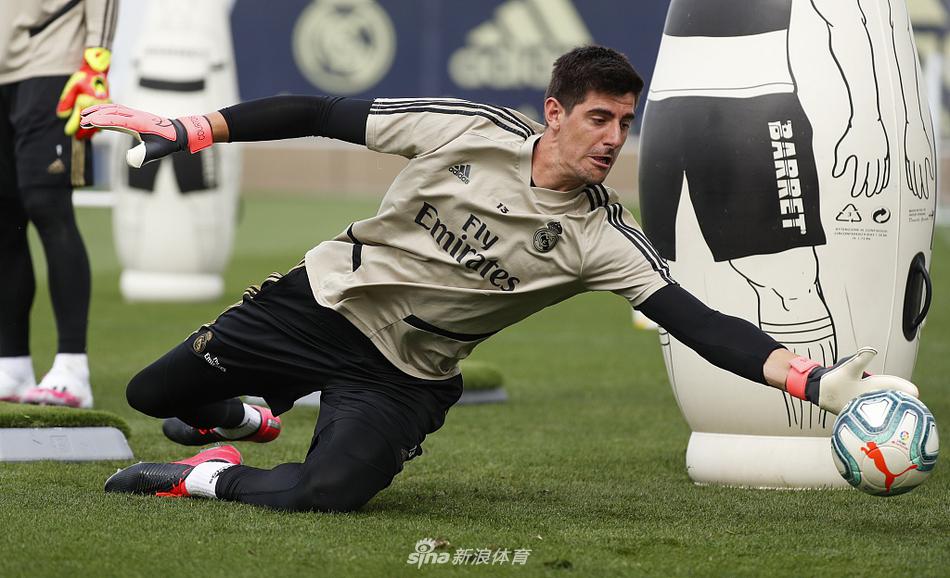 阳光倾泻在巴尔德贝巴斯的草坪上，拉莫斯正率领队友们进行慢跑热身，他们坚毅的背影仿佛在宣告：队长回来了，战士回来了。