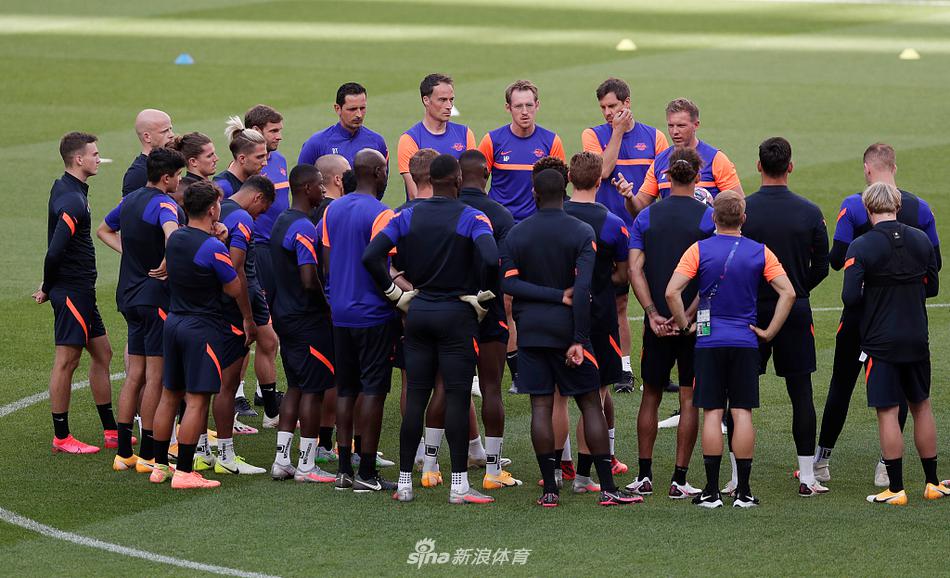 队长古拉西奇在发布会上神情专注，作为门前最后一道防线，他深知明天将要面对的是姆巴佩与内马尔的轮番冲击，坚毅的眼神里写满了无畏。