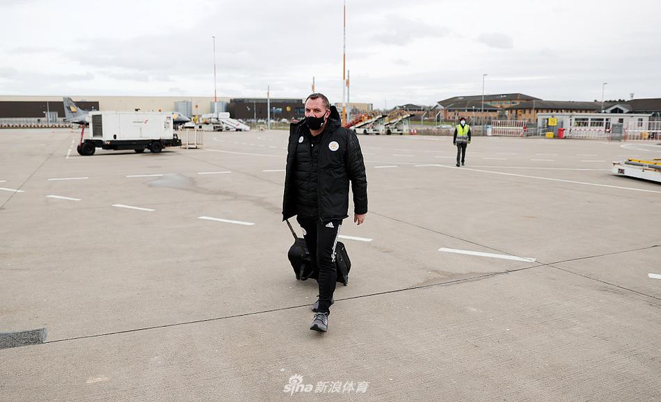 全队赛后绕场感谢不存在的观众，灯光将他们的影子拉长，仿佛在与空旷的球场对话。