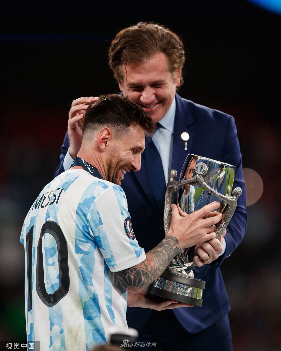 梅西在比赛结束后，被欢欣鼓舞的阿根廷队队友们高高抛向空中