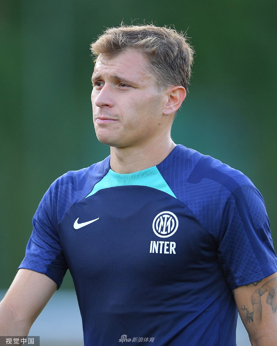 主教练小因扎吉单独指导一名年轻球员，他手指球场某处进行细致讲解，年轻球员则频频点头，这一幕体现了球队传承与成长的瞬间。