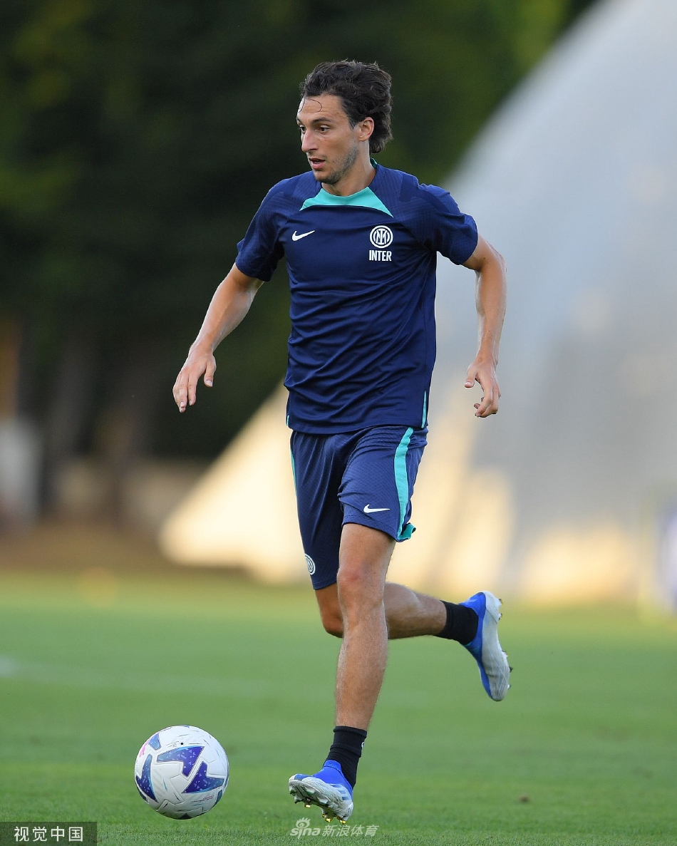 训练间隙，三名国米球员勾肩搭背站在一起交谈，脸上洋溢着轻松的笑容，展现了更衣室内和谐融洽、团结向上的团队氛围。