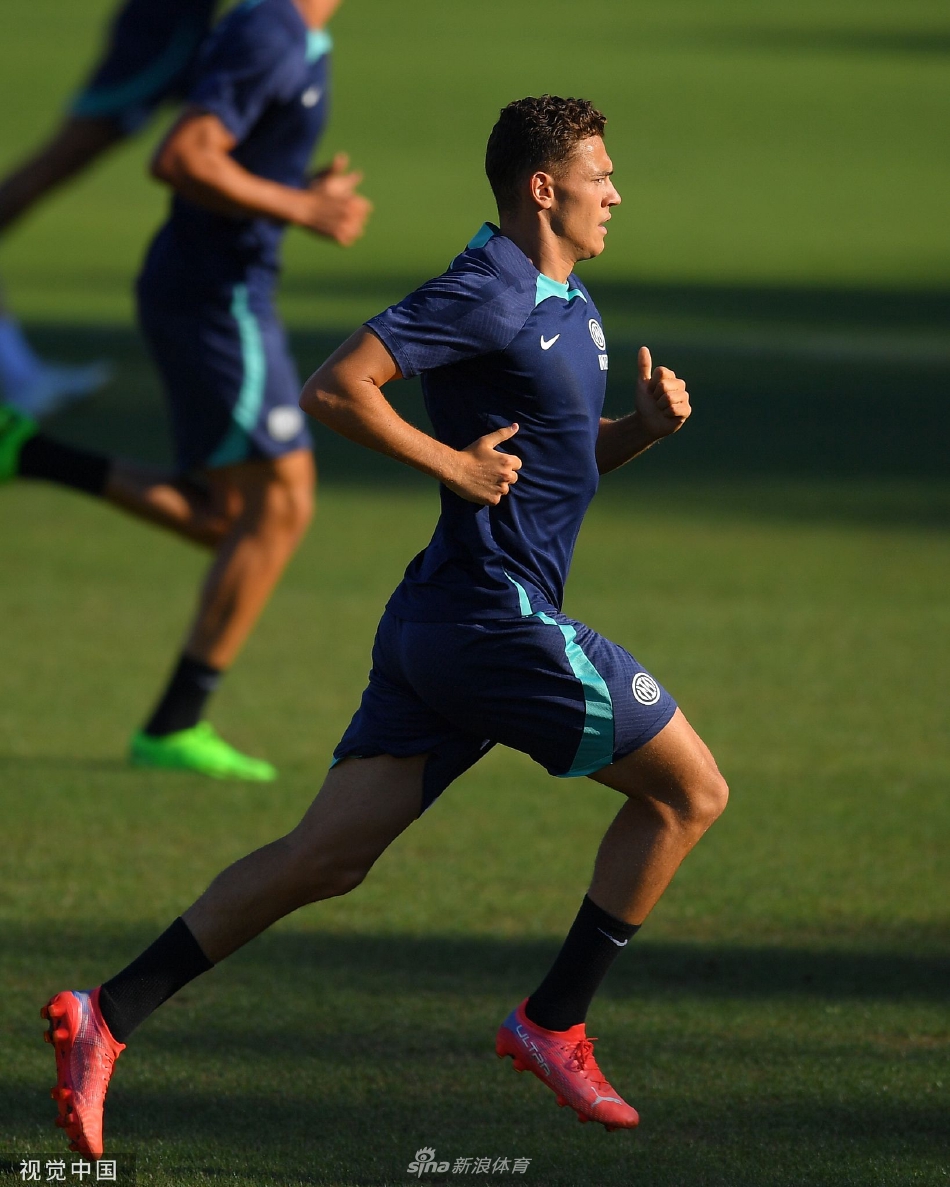 守门员在门线前飞身跃起，做出一次精彩的侧扑训练，身体舒展如弓，目光牢牢锁住来球方向，展现了顶尖的门线反应与技术。