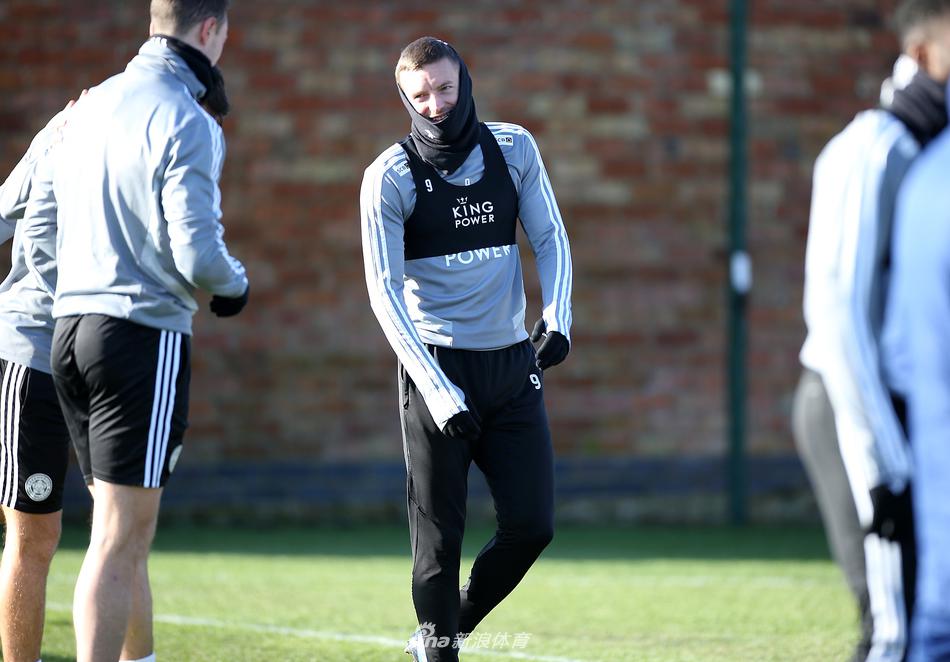 训练场上，麦迪逊正全神贯注地进行有球训练，脚下的皮球仿佛被无形的线牵引，展示出他作为英格兰新生代中场核心的细腻技术。