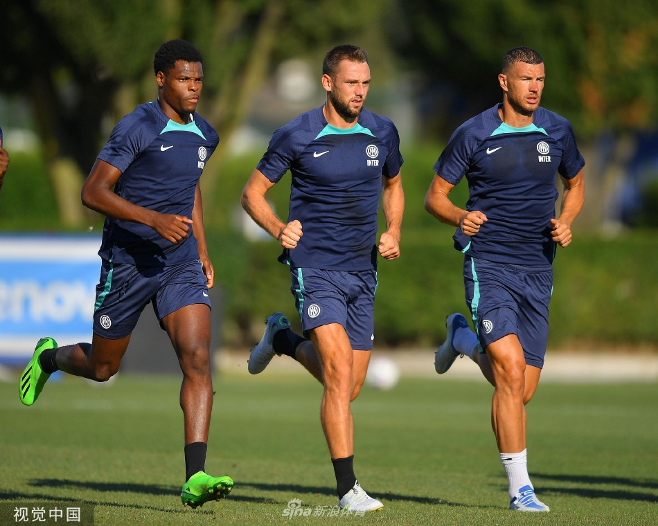 训练场上，国际米兰队员们围成一圈进行紧张的战术部署，主教练小因扎吉手持战术板专注讲解，队员们神情严肃，大战前的凝重气氛弥漫全场。