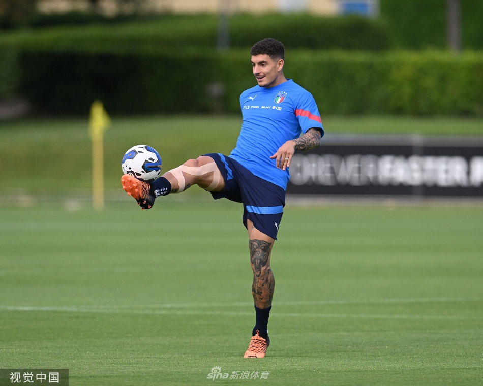 训练结束后，球员们围成一圈进行拉伸放松，夕阳为他们镀上一层金边，画面充满宁静与力量感。