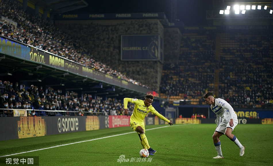 帕雷霍主罚定位球瞬间，他目光如炬凝视球门，人墙严阵以待，空气仿佛凝固