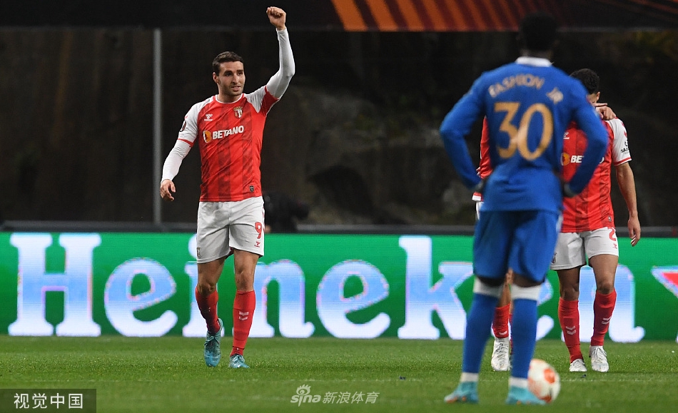 布拉加队球员主罚前场任意球瞬间，皮球划出弧线飞向禁区，双方球员在禁区内争抢位置。