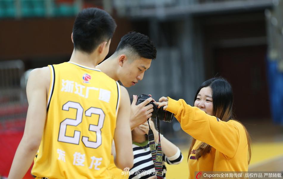 李春江指导在场边督训时的经典瞬间,即便在写真拍摄日,他关注的重点依然是球员的状态,新赛季他宣布关闭“领带微博”,将全部精力倾注于打造这支青年军。