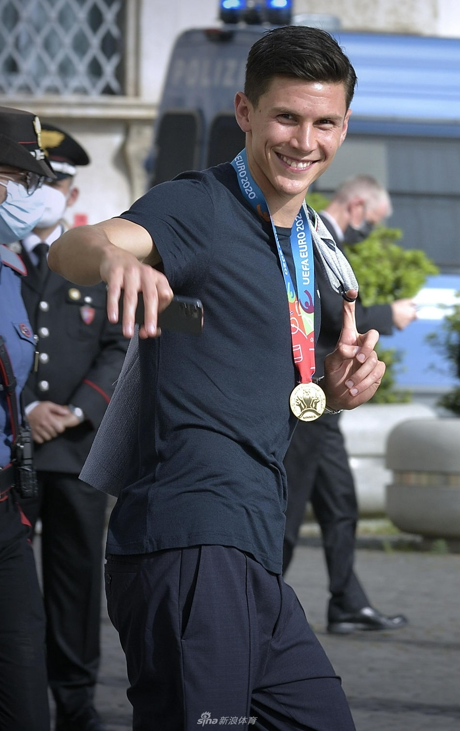 若日尼奥等球员在敞篷大巴上自拍，身后是数不清的欢呼人群，球员们的脸上洋溢着夺冠后的轻松与喜悦，定格了这一届属于蓝色的意大利之夏。