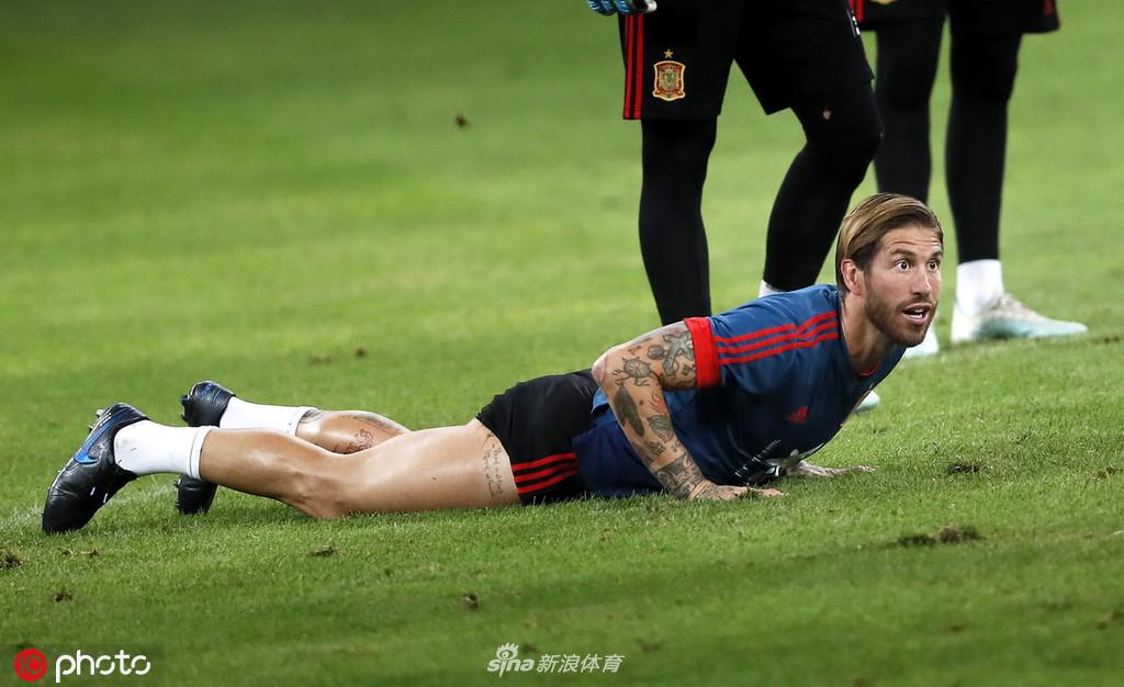 抢圈游戏中的西班牙众将，皮球在狭窄区域内快速穿梭，拉莫斯与队友们面带笑容，在轻松氛围中磨练着破解密集防守的关键技术。