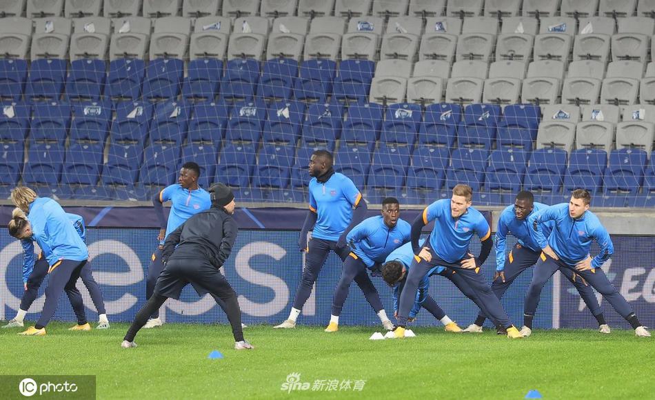 训练结束，一名球员俯身整理自己的球鞋，动作细致而缓慢。在他身后，是渐渐空旷的训练场和伊斯坦布尔冬日的天空。这片刻的宁静，正是为了迎接即将到来的喧嚣与战斗。