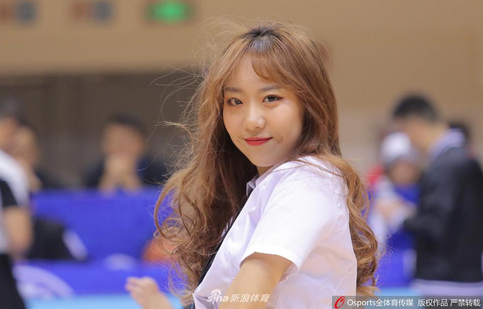 灯光聚焦下，这位篮球宝贝眼神坚定而专注，飞舞的发丝和有力的舞步，完美展现了力量与柔美的结合，将赛场气氛推向高潮。