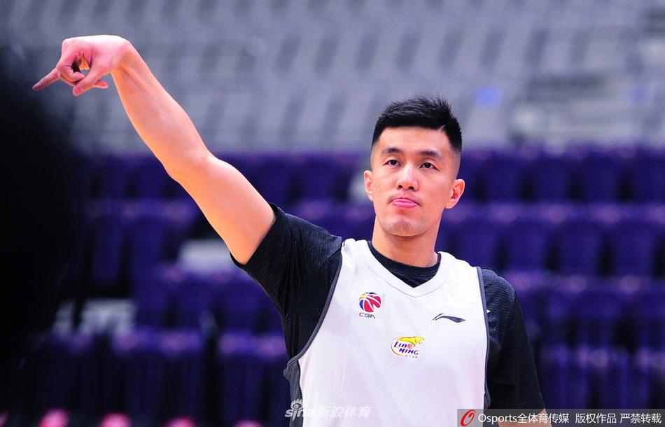 郭艾伦在训练馆中神情专注,一次次跃起投篮,汗水浸湿了他的训练服,折射出他渴望找回巅峰状态的坚定决心。