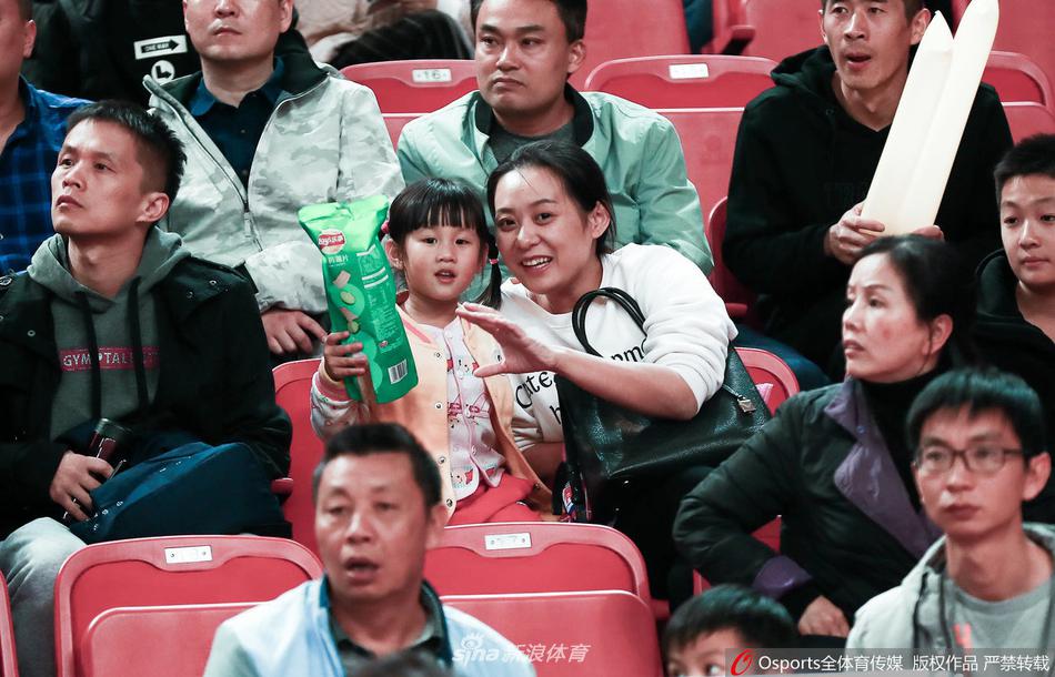 一位年轻的球迷双手拢在嘴边，正用尽全身力气呐喊助威，他眼中闪烁着对胜利的渴望，脸颊因激动而微微泛红，这一刻，他不仅是观众，更是与球队并肩作战的第十二人。