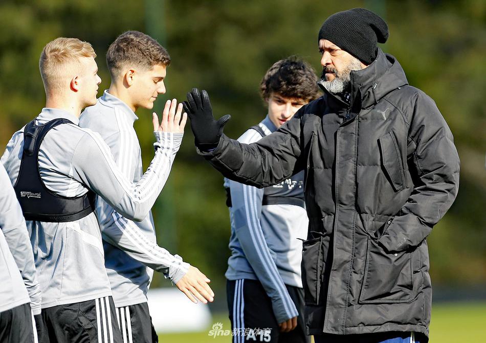 门将鲁伊·帕特里西奥飞身侧扑，指尖几乎触碰到皮球，训练场上的专注度丝毫不亚于正式比赛。