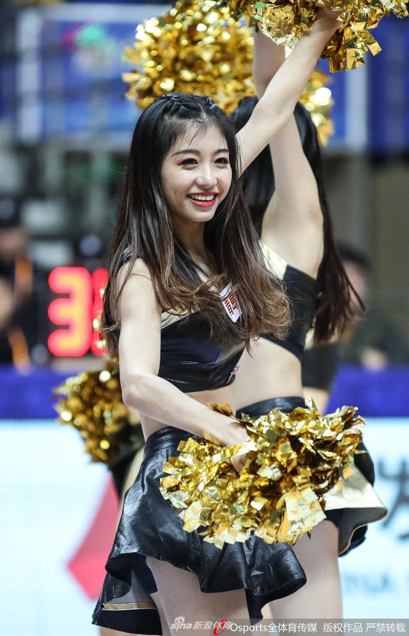 镜头捕捉到一位领舞的篮球宝贝，她甜美的笑容如同冬日里的暖阳，眼神中透出的自信与坚定，与身后即将奔赴战场的将士们如出一辙。