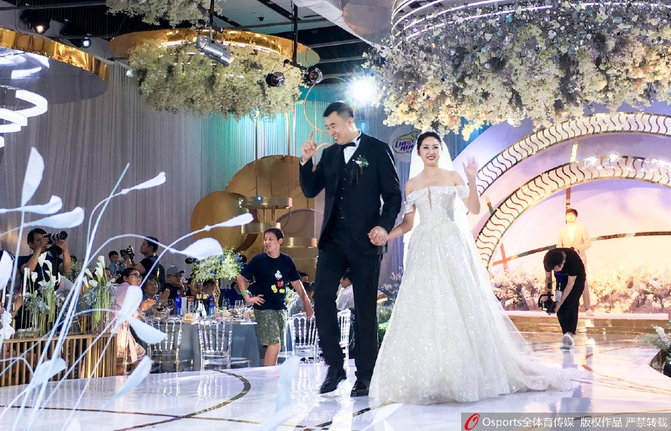 孟达与娇妻在婚礼上甜蜜亮相，新娘的超高颜值与新郎的幸福笑容相映成辉，四川男篮的神射手在这一刻射中了人生的最准靶心。