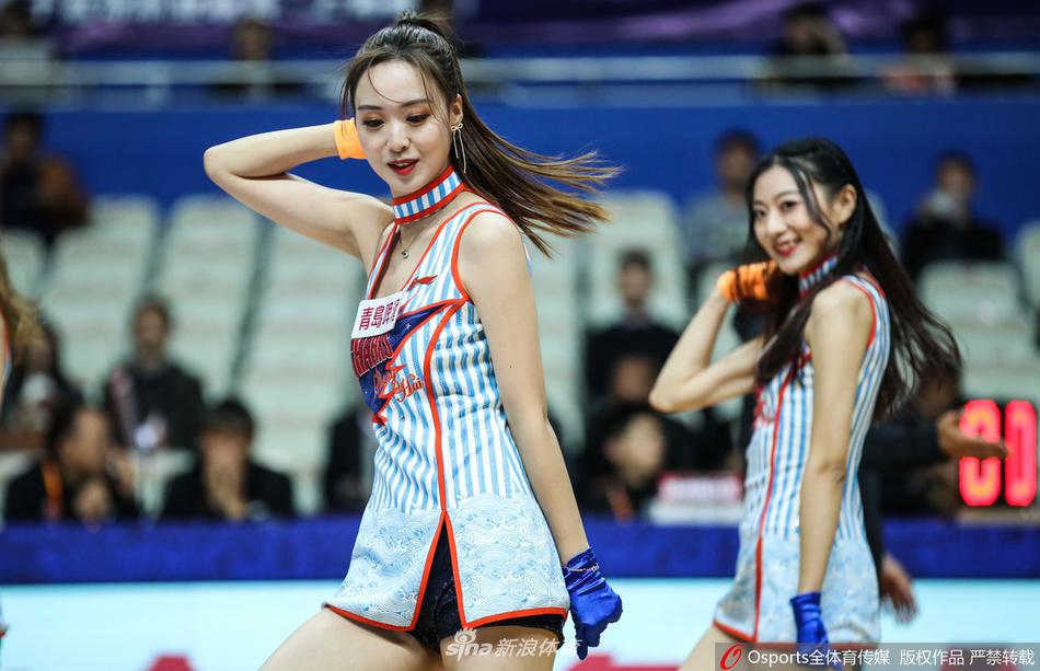 比赛落幕，喧嚣散去。篮球宝贝们完成了今晚最后的致意，她们的背影在灯光下拉长，身后的记分牌冰冷地记录着这场令人遗憾的失利。