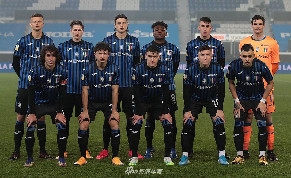 绿茵场上，一名身穿紫色球衣的佛罗伦萨球员正全神贯注地观察场上局势，他正准备将球传给前方的队友，试图撕开对方的防线。