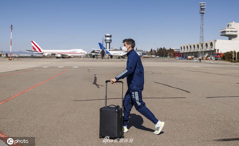 莫拉塔身穿白色T恤走在队伍中间，虽然他未能在昨天的比赛中进球，但他的牵制力和那次关键的漏球成就了扳平一球，他是锋线上不可或缺的支点。