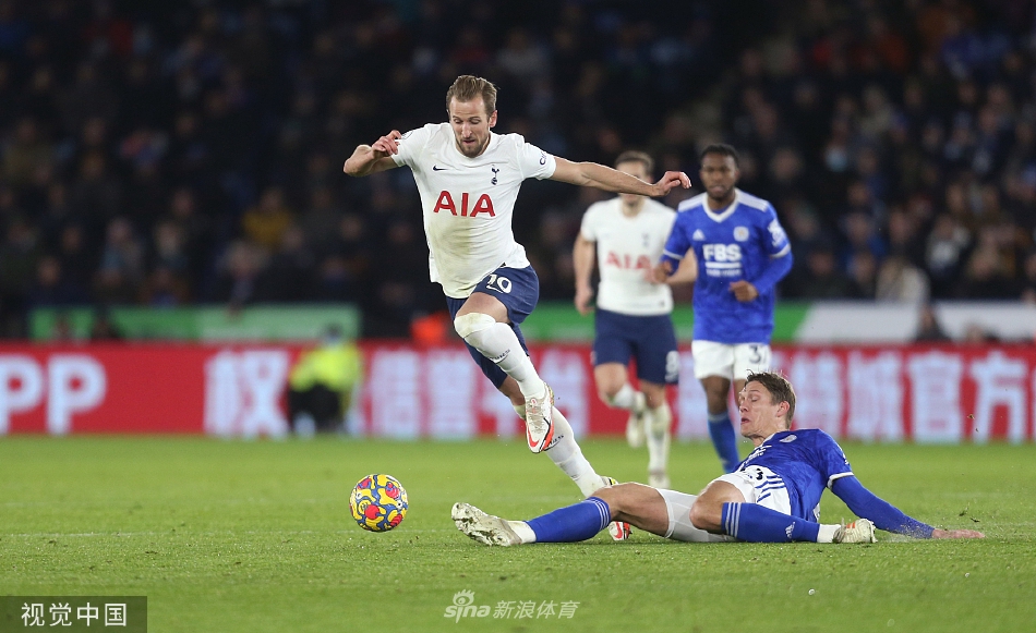 比赛在夜间飞雪中进行，灯光照射下的绿茵场宛如舞台，球员身影交织成一幅动态画卷。