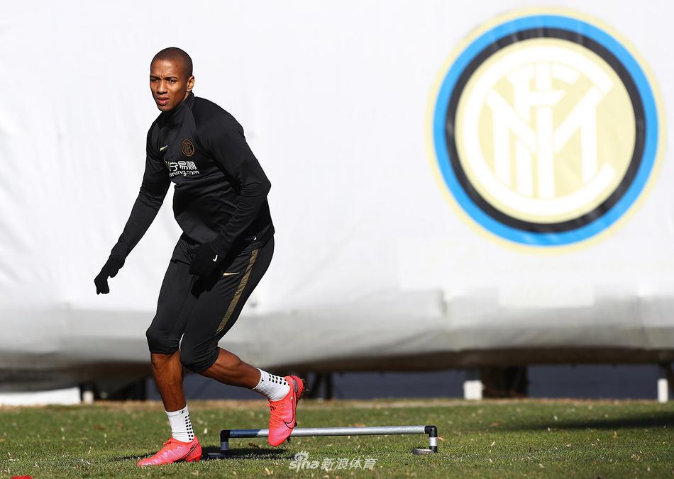 对抗赛中，一名蓝黑战士如猛虎下山般带球突破，他眼神坚毅，仿佛眼前就是敌军的整条防线，每一次触球都充满了爆发的力量。