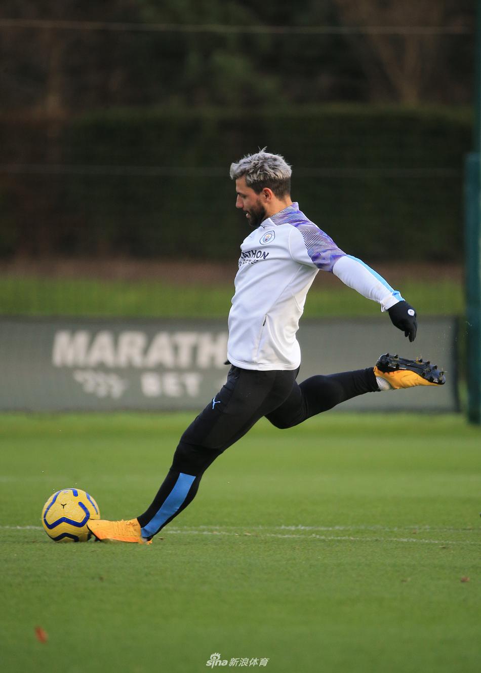 训练场上，门将埃德森犹如八臂罗汉，一次次将队友势大力沉的射门拒之门外，他舒展的身姿与果敢的出击，筑起了曼城防线前最令人安心的最后壁垒。