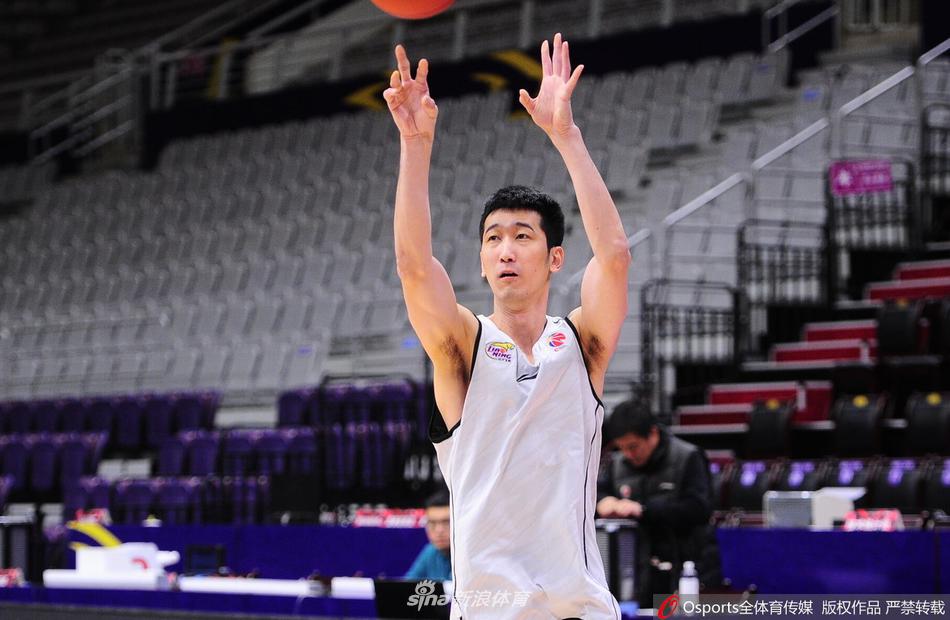 训练结束后，高诗岩拉起衣角擦拭脸上的汗水，露出结实腹肌，新文化衫见证了他的每一分努力。