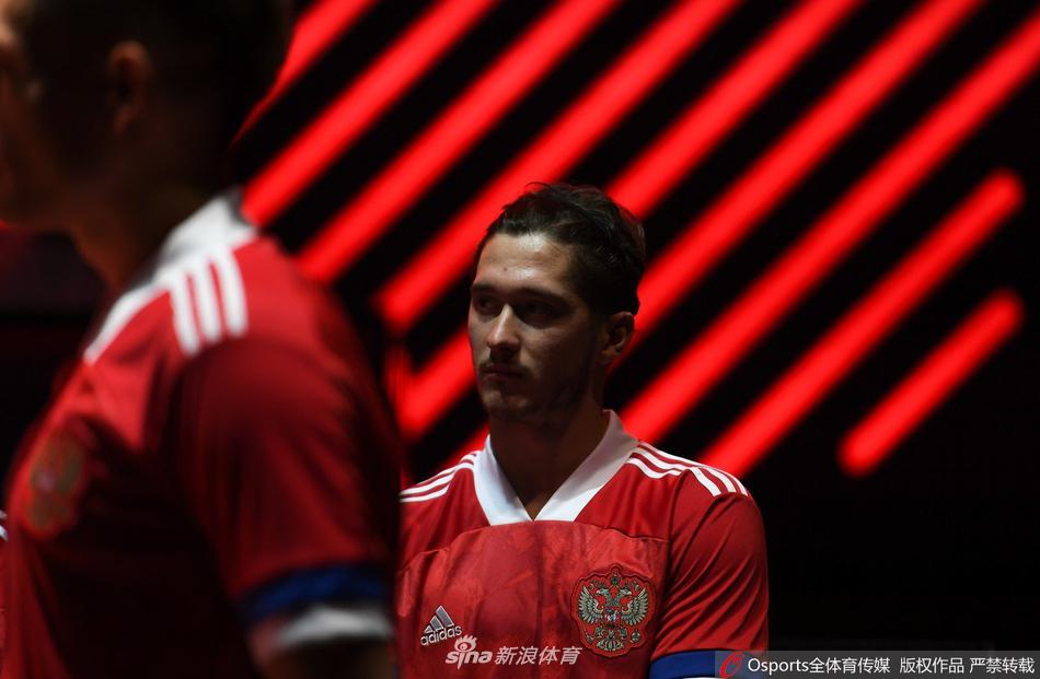 镜头聚焦于球衣的v领和袖口细节，蓝白相间的条纹本该是国旗的延伸，却因色彩顺序问题，意外地与邻国塞尔维亚的国旗配色神似，埋下了争议的伏笔。