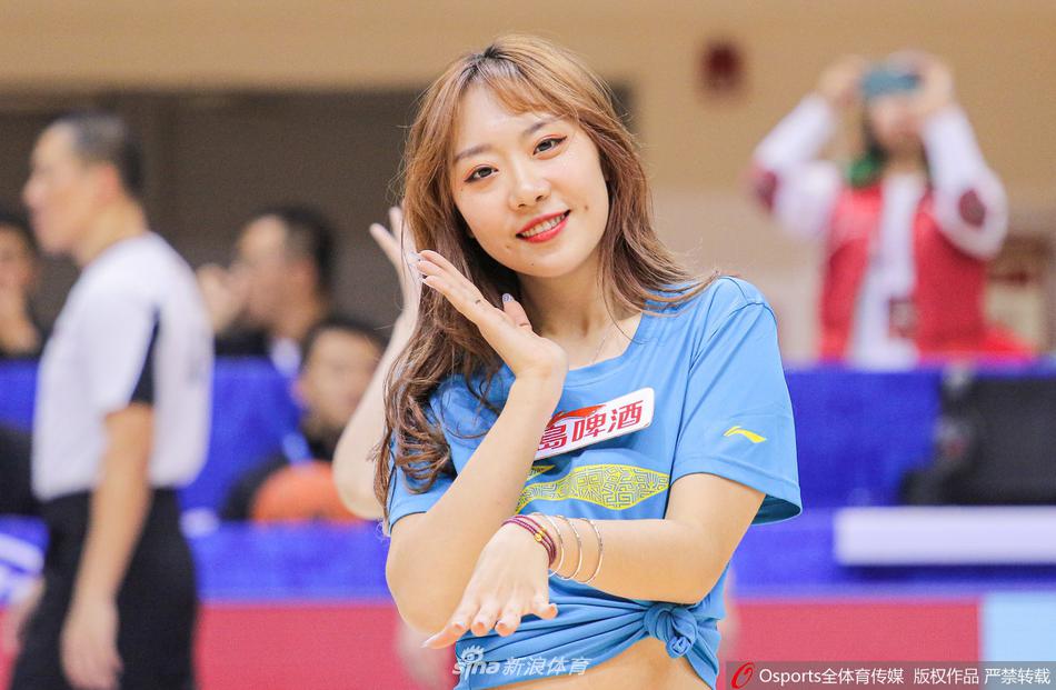 即使是在场边候场，天津先行者的篮球宝贝们也保持着专业的姿态，她们自信的笑容和整齐的着装，本身就是赛场边一道赏心悦目的风景。