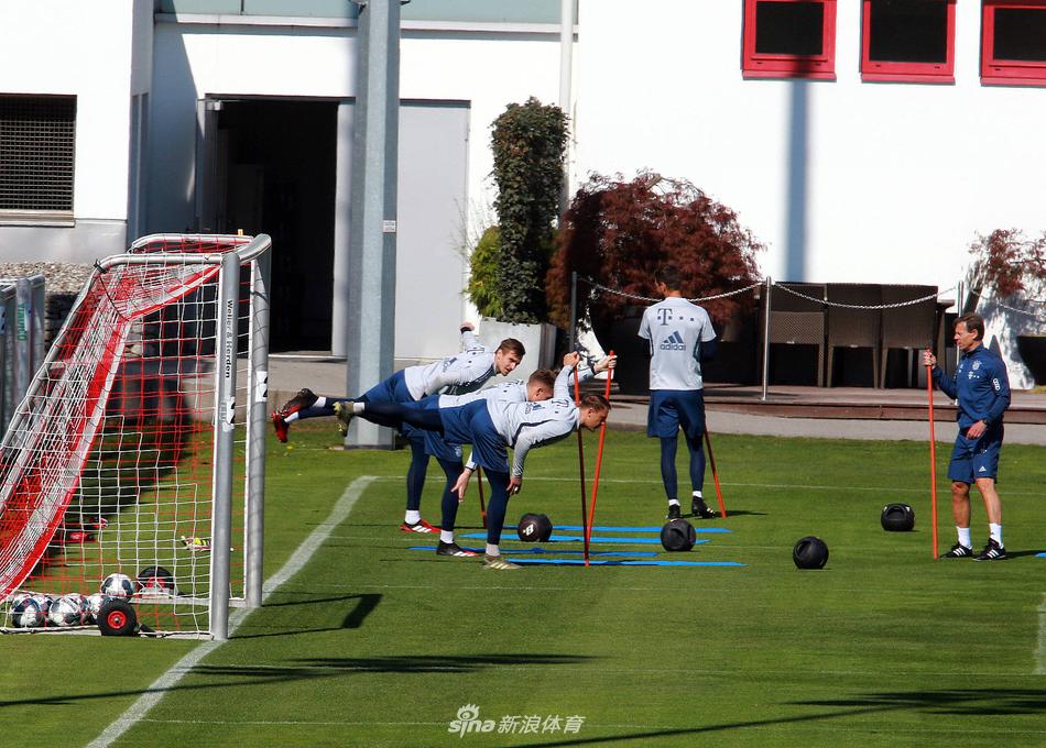 训练尾声，夕阳的余晖洒在拜仁众将的身上，他们分成小组进行最后的拉伸放松，空旷的球场与整齐划一的动作构成一幅充满力量感的画卷，仿佛在无声地宣告：无论环境如何，王者的训练场永远神圣。