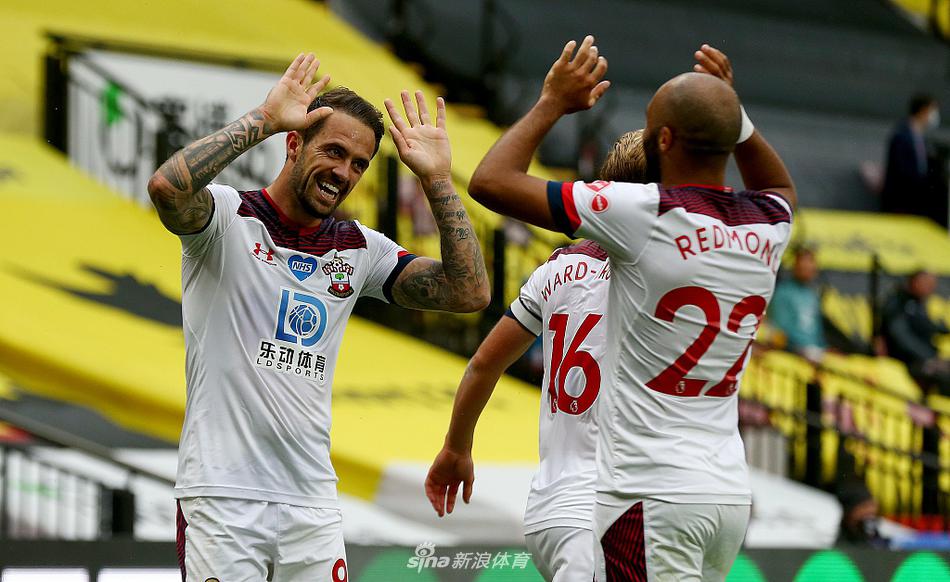 裁判吹响终场哨，南安普顿球员们围成一圈庆祝这场关键的客场胜利，教练组也在场边击掌相庆