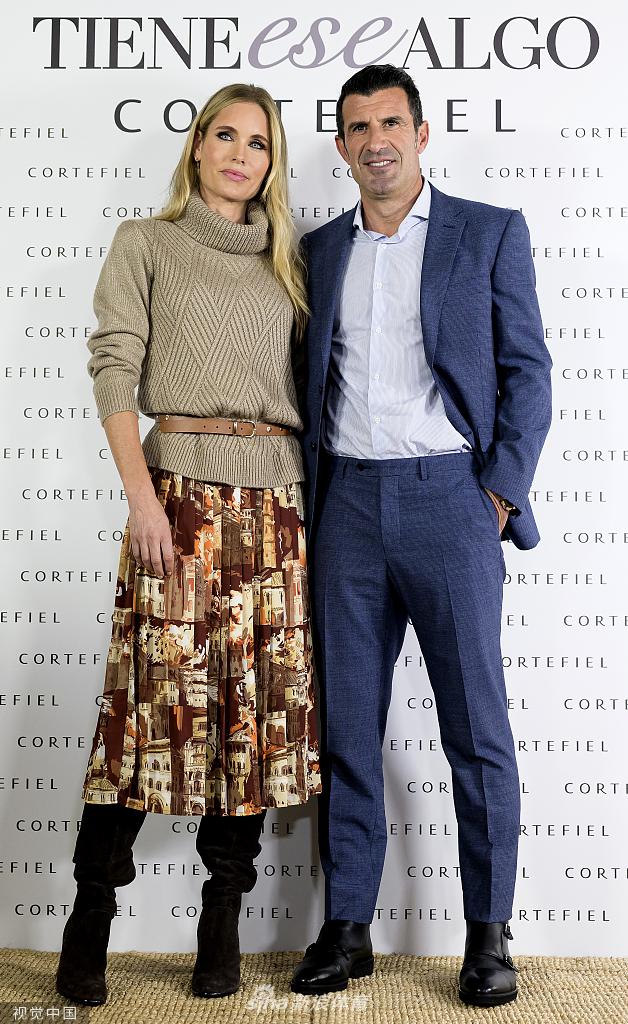 菲戈与友人寒暄，海伦在一旁静静陪伴，她的侧脸线条优美，肌肤光洁，完全看不出已经是三个孩子的母亲。