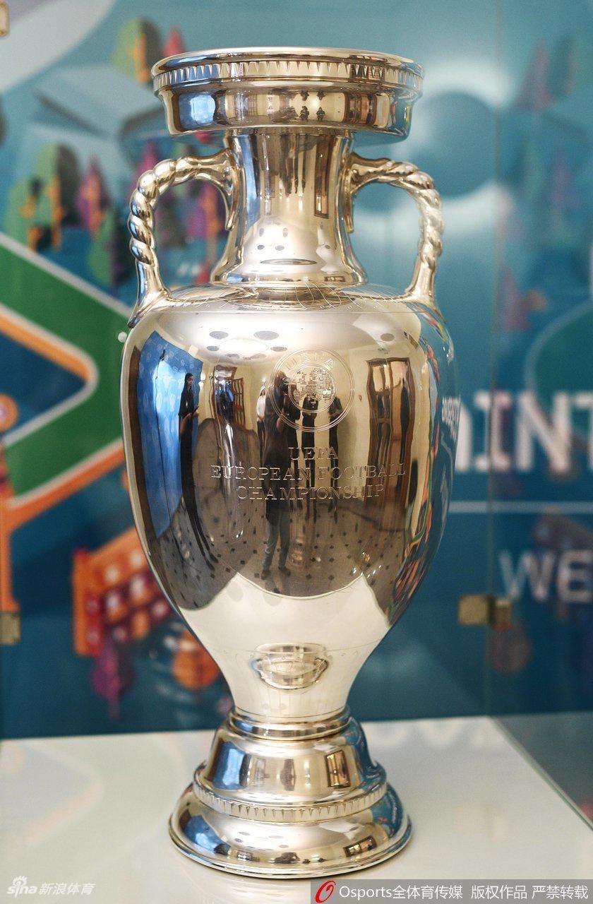 近距离特写下，斯基尔齐抱着一个花式足球，充满敬意地仰望着比自己还要高大的德劳内杯，眼神中满是向往