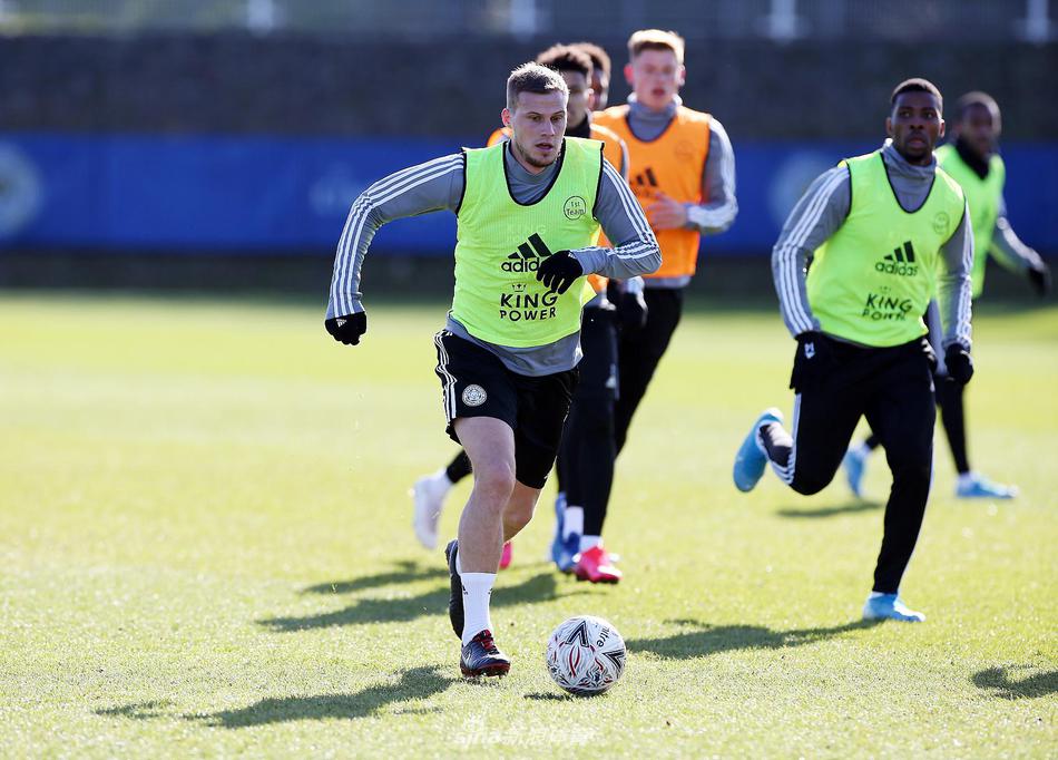 训练结束后，莱斯特城球员们勾肩搭背走向场边，背景是巨大的训练基地和一排整齐的足球，预示着他们已准备好向足总杯冠军发起冲击。