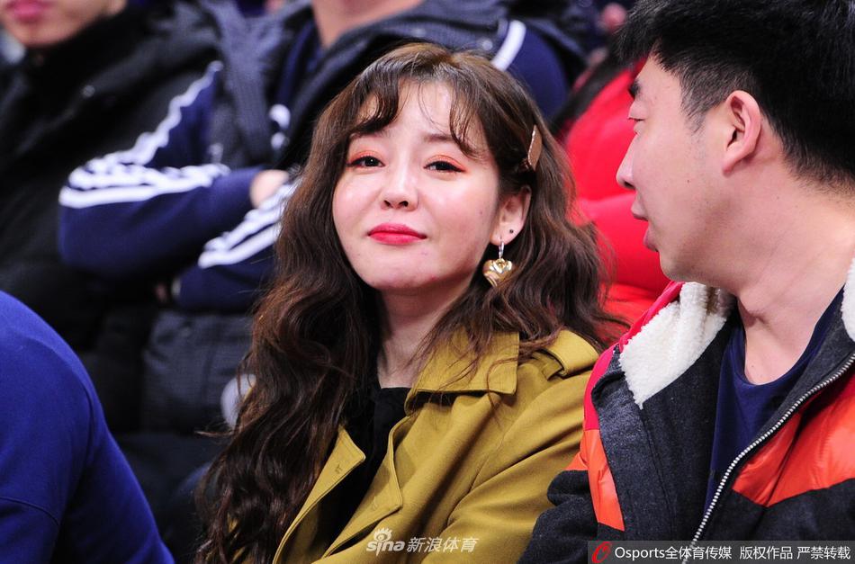 比赛间隙，几位青春洋溢的女球迷面对镜头展露出明媚的笑容。她们身着时尚的冬装，站在人声鼎沸的看台上，比出胜利的手势，她们的活力和热情，正是辽宁队主场最强大的“第六人”力量。