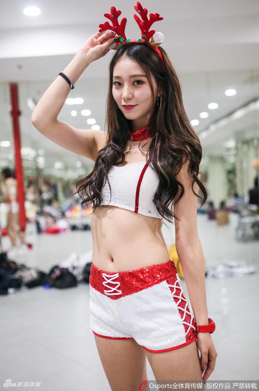 在璀璨的灯光下，宝贝手持金色花球定格舞姿，自信的笑容与动感的瞬间被完美捕捉，仿佛能听见现场热烈的欢呼声。